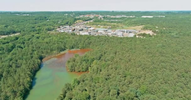 Ecologisch probleem van afval van de productie in een afvalwater in het meer van een chemische fabriek — Stockvideo