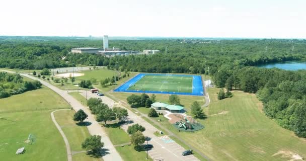Panorama-Ansicht von oben Luftaufnahme von Fußball grünen Rasenplatz im öffentlichen Park — Stockvideo