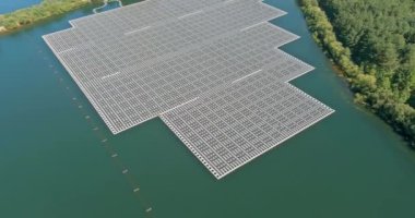 Güneş enerji santralinin ekolojik enerjisi su birikintisinde yüzer, elektrik enerjisi.