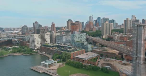 从东河横越布鲁克林大桥到大桥区的倒转视线 — 图库视频影像