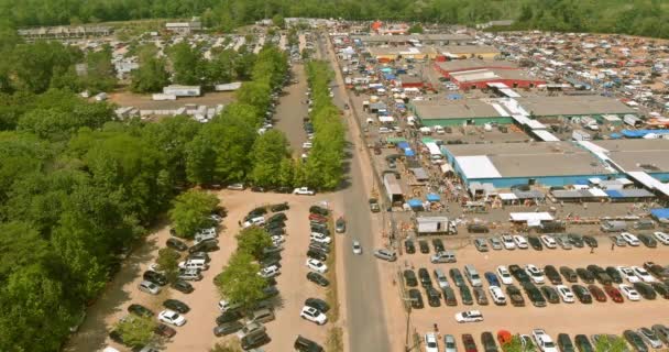 Panorama vista do mercado de pulgas em objetos antigos para venda um monte de mercado em Englishtown NJ EUA — Vídeo de Stock