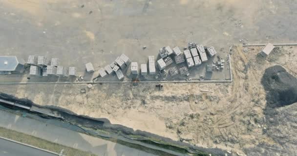 Vista superior de la zona industrial desde arriba de los materiales de construcción del lugar de almacenamiento — Vídeo de stock