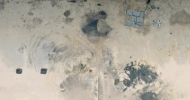 İnşaat alanındaki yeni beton borular kanalizasyon kanalizasyonunda inşaat malzemeleri.