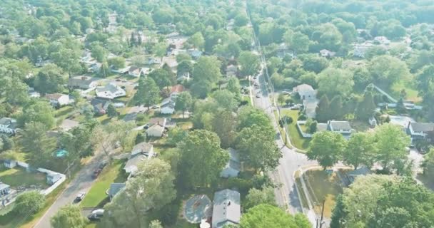 Luchtfoto van residentiële wijken op prachtige stad stedelijk landschap de East Brunswick New Jersey — Stockvideo