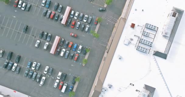 Air top vue sur sur le parking pour moitié vide sur le centre commercial les sont des voitures sur le parking — Video