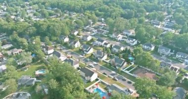 Doğu Brunswick New Jersey 'deki güzel şehir manzarasındaki yerleşim yerlerinin hava manzarası.