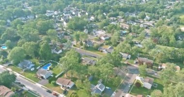 Doğu Brunswick New Jersey 'deki güzel şehir manzarasındaki yerleşim yerlerinin hava manzarası.