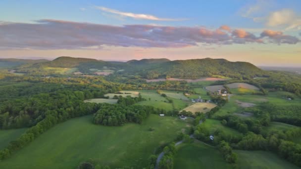 Landskap panoramautsikt över åkrar gården skogarna blå himmel i Pocono bergen i Pennsylvania. — Stockvideo