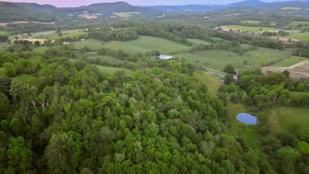 Tájkép panoráma a gazdaság mezők a hegyi erdők a Pocono hegység Pennsylvania. — Stock videók