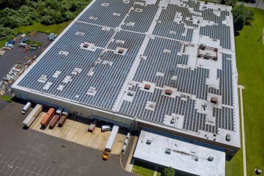 Güneş panelindeki hava panoramik manzaralı çatı, bir sanayi bölgesi inşa ederek elektrik üretmek için kullanılıyor.
