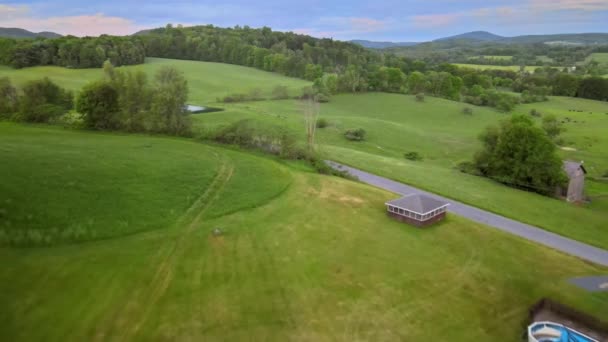 Pocono Mountains Pennsylvania landschap met een vijver tussen groen bos — Stockvideo