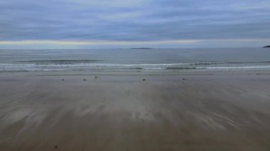 Mavi su dalgaları mavi dalgalar çarpıyor dalgalı bir yüzey kırılıyor