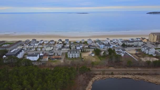 Вид с воздуха на красивый городской пейзаж небольшой прибрежный городок океанский пейзаж на воде в летний день — стоковое видео