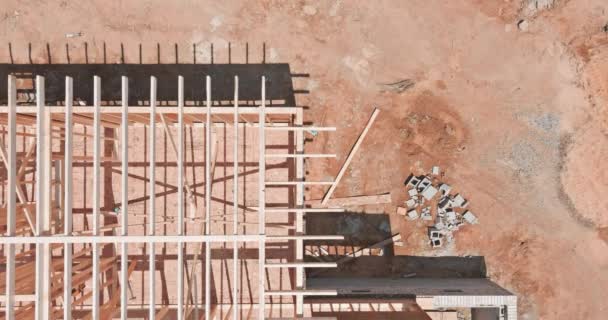 Ξύλο σε χτιστό νέο σπίτι πλαισιώνει ένα σπίτι υπό κατασκευή — Αρχείο Βίντεο
