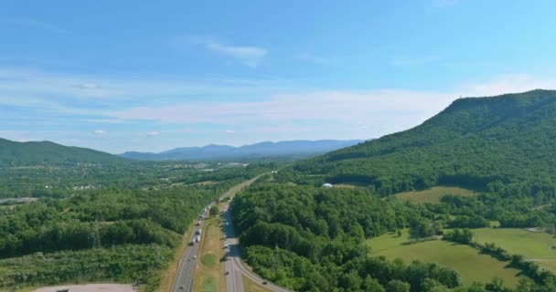 Flygfoto över motorvägen korsning trafik väg i Daleville stad med dalar berg i västra Virginia — Stockvideo