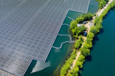 Yenilenebilir alternatif elektrik enerjisinin panorama hava görüntüsü yüzen güneş panelleri güzel göl üzerindeki hücre platformunu oluşturur.
