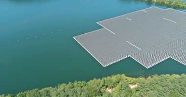 Güneş pili jeneratörü veya güneş panelinde panorama görüntüsü, göl suyunda yüzen alternatif bir enerji üretimi