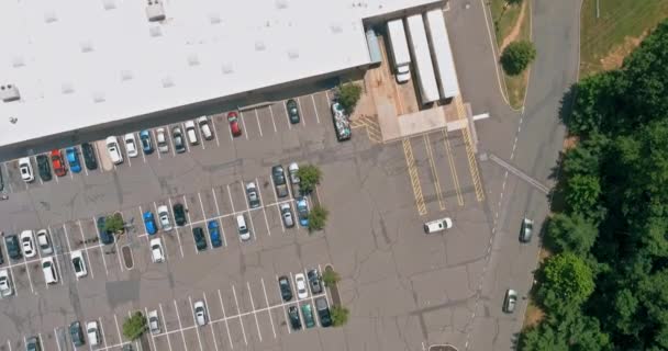 Vista aérea superior do carro no estacionamento perto do centro comercial — Vídeo de Stock