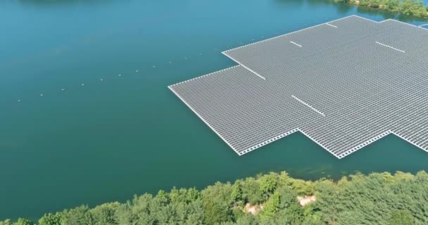 Panorama pohled na generátor solárních článků nebo solární panel, alternativní výroba energie plovoucí na vodní plochy jezera — Stock video