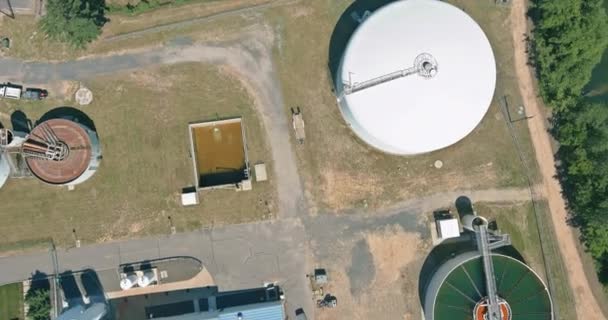 Kanalizasyon arıtma tesisinin hava görüntüsü. Yüzen güneş panelleri hücre platformunun yakınındaki su arıtma sanayisi. — Stok video