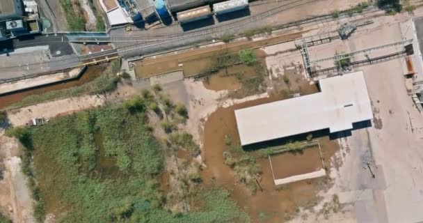 Luftaufnahme Produktionsgebäude der chemischen Industrie mit Tanks für die Lagerung von Materialien — Stockvideo