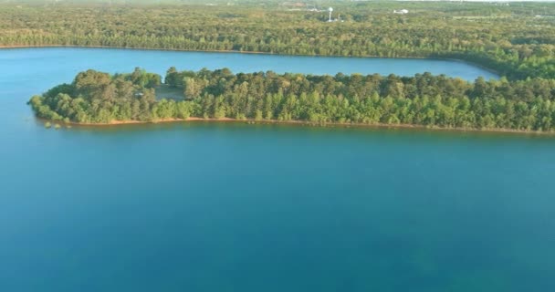 Vacker vår natur landskap med en sjö mellan grön skog — Stockvideo