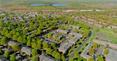 Modern apartman binaları küçük Amerikan kasabası