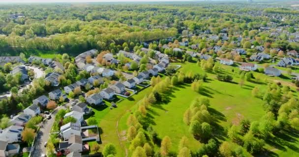 Vista aérea de casas residenciais complexo de bairro no desenvolvimento de habitação suburbana — Vídeo de Stock