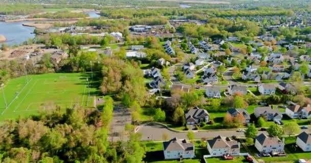 Panoramablick auf amerikanische Kleinstadt-Wohnhäuser Nachbarschaft Vorstadt-Komplex — Stockvideo