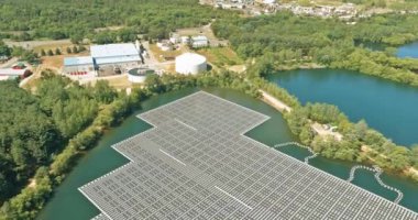 Hava görüntüleme tortu tankı, gölet yakınındaki su arıtma tesisi güneş enerjisi santrali yüzüyor.