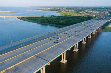 Alfred E. Driscoll Köprüsü 'nde Raritan Nehri' nin karşısındaki New Jersey ABD 'ye giden arabalardaki devasa karmaşık yol kavşağının havadan görünüşü.