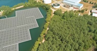 Güneş enerji santralinin ekolojik enerjisi su birikintisinde yüzer, elektrik enerjisi.
