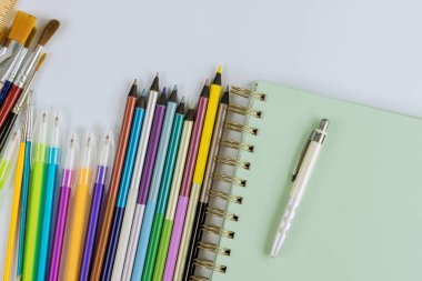 Çeşitli okul malzemelerinin öğrenci materyali grup sanatının yerleşimi üzerine en iyi görüş