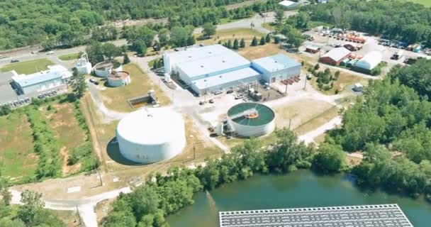 Vista aérea de la central solar flotar el estanque cerca del tanque de sedimentación de recirculación, planta de tratamiento de agua — Vídeo de stock