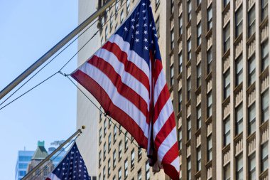 Şehir mimarisi Manhattan 'ı inşa ediyor. New York üzerinde Amerika' nın turistik bayrağı var.