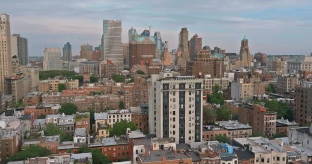 Vista panorámica de los edificios del horizonte de la ciudad de Nueva York en el centro de Brooklyn — Vídeo de stock