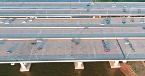 Autobahn aus der Luft: Viele Autos rasen mit hoher Geschwindigkeit über die Brücke — Stockvideo