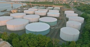 Petrol rafinerisi sanayi bölgesini petrol tankıyla kapatın.