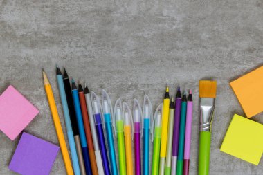 Çeşitli okul malzemelerinin öğrenci materyali grup sanatının yerleşimi üzerine en iyi görüş