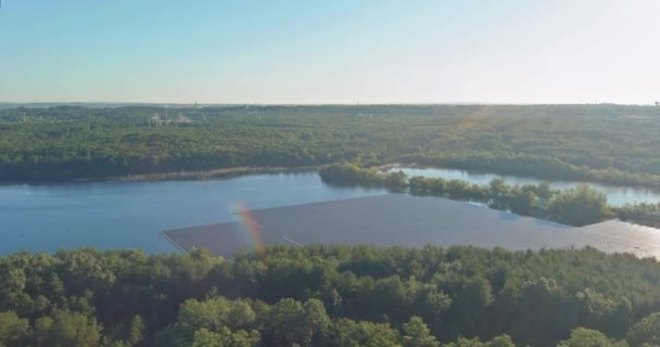 Veduta aerea di in un laghetto blu sotto la luce del sole di pannelli solari galleggianti sistema di piattaforme cellulari parco fattoria — Video Stock
