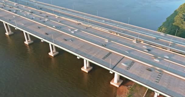 Traffico in autostrada Alfred E. Driscoll Ponte sull'acqua attraverso il fiume Raritan con traffico intenso nelle ore di punta — Video Stock