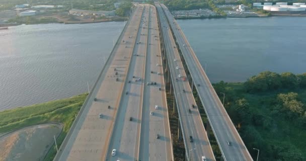 Szybka autostrada, z drogami, most Alfreda E. Driscolla przez rzekę Raritan. Widok z góry — Wideo stockowe