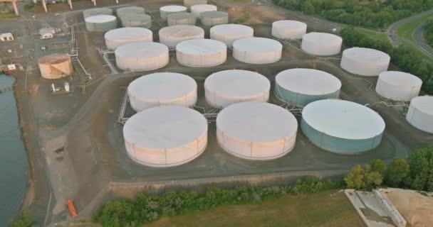 Primer plano Vista industrial en la zona de la industria de la refinería de petróleo con tanque de aceite — Vídeos de Stock