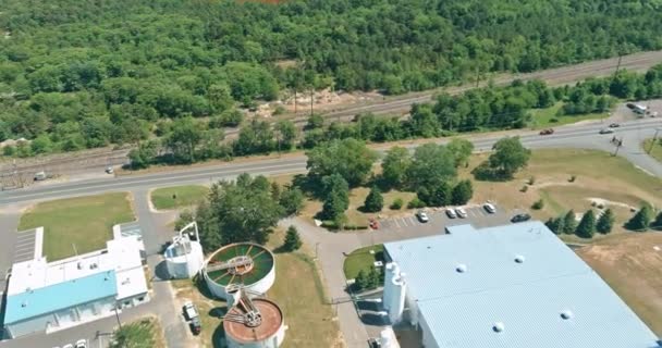 Панорамный вид с воздуха на резервуары для очистки современных очистных сооружений на станции водопереработки — стоковое видео