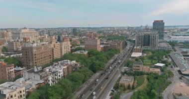 New York 'un panoramik manzarası. Brooklyn manzarası boyunca uzanan bir otoyoldaki gökdelen binaları.