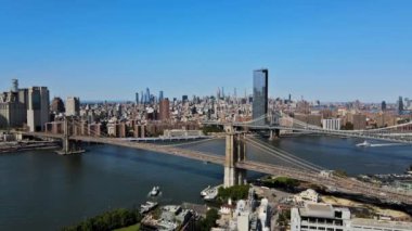 Manhattan 'ın havadan görünüşü Brooklyn ve Manhattan köprüleri New York' ta