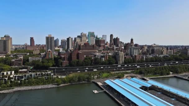Brooklyn şehir merkezindeki Hudson Nehri yakınlarındaki New York City gökdelenlerinin panoramik hava görüntüsü — Stok video