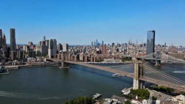Manhattan 'ın gökdelen manzarası New York' taki Brooklyn ve Manhattan köprüleri