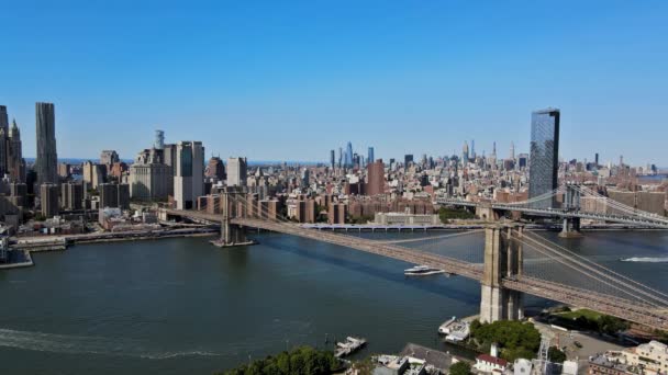 Panorama view of skyline of Manhattan the Brooklyn and Manhattan bridges in New York City Estados Unidos — Vídeo de Stock