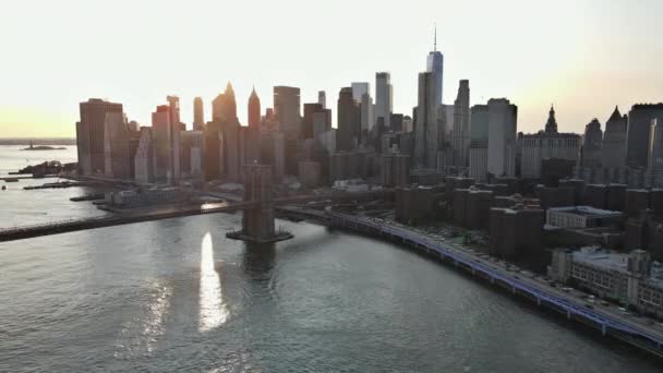 View beautiful sunset cityscape over Lower Manhattan in New York City United States America on panorama view on skyline of Brooklyn bridge — Stock Video